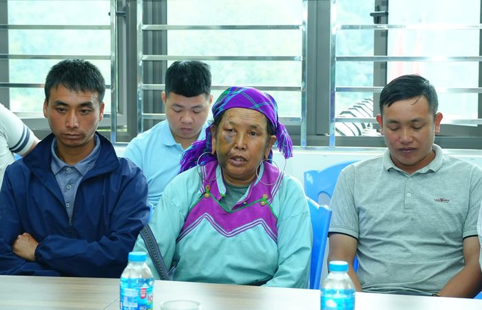 Các hộ gia đình nằm trong vùng dự án nêu ý kiến.