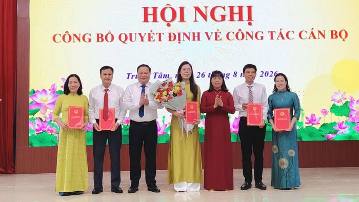 Trao quyết định bổ nhiệm cán bộ quản lý các đơn vị trường học trên địa bàn phường.