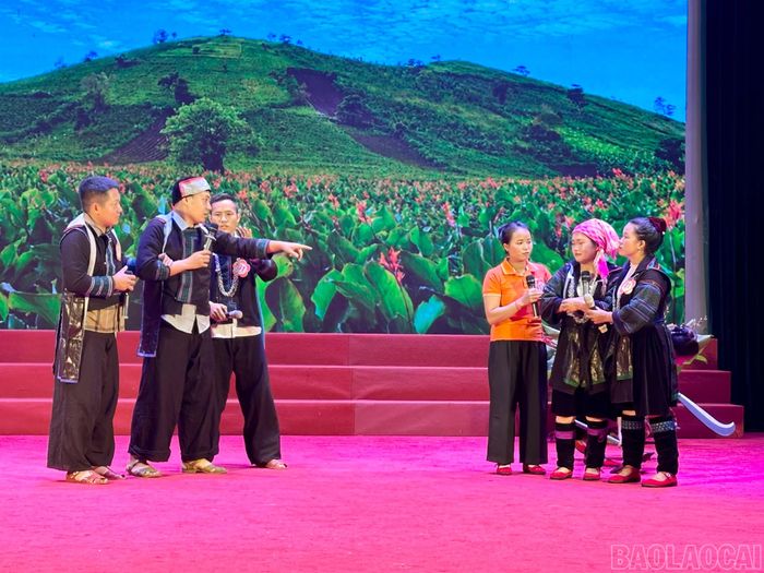 Sôi nổi phần thi của các đội thể hiện.