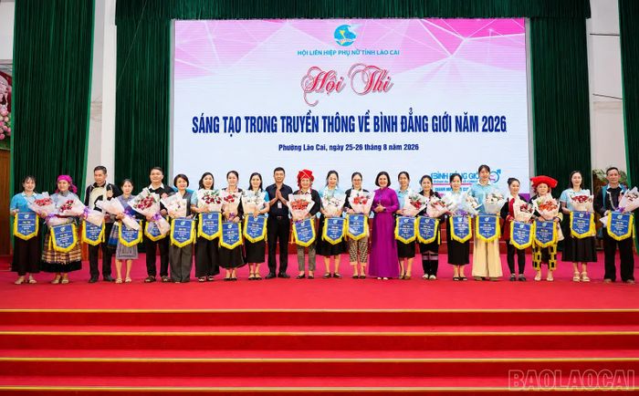 Ban tổ chức trao cờ lưu niệm cho 19 đội tham gia hội thi.