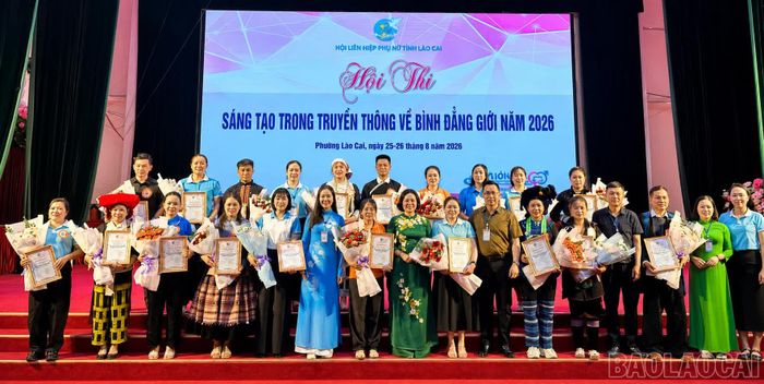  Ban tổ chức trao giải cho các đội thi. 