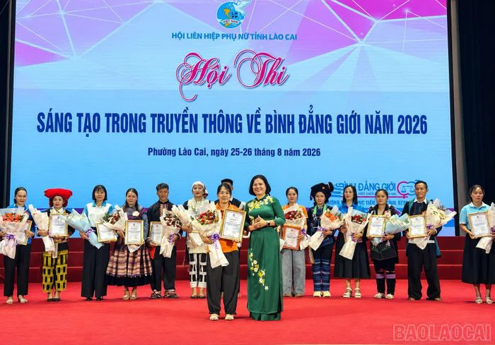 Ban tổ chức trao giải Nhất cho Đội thi xã Cao Sơn.