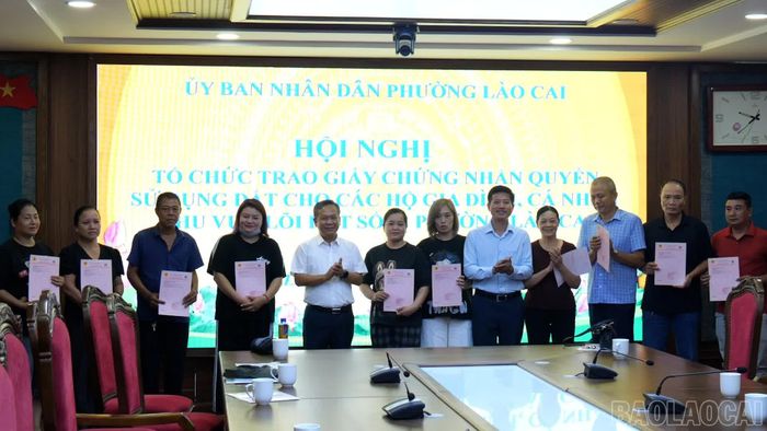 Ngày 26/8, UBND phường Lào Cai đã tổ chức trao Giấy chứng nhận quyền sử dụng đất cho 22 hộ dân thuộc khu vực Lõi đất 12, phường Lào Cai.