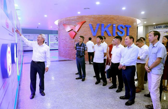 Đoàn công tác của tỉnh Lào Cai thăm quan mô hình mô hình nghiên cứu, phát triển công nghệ tại Viện Khoa học và Công nghệ Việt Nam - Hàn Quốc.