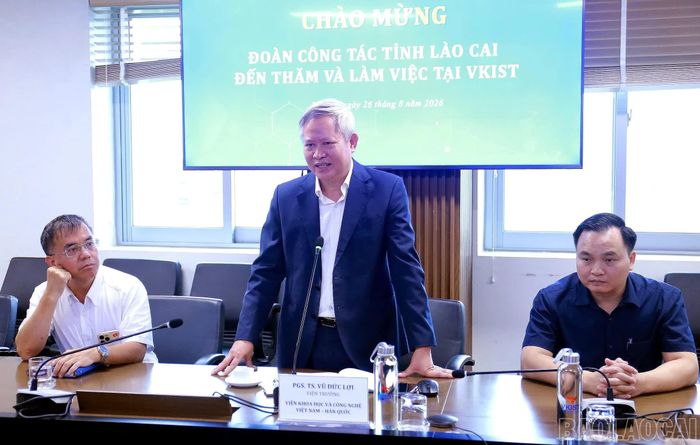 Phó giáo sư, Tiến sĩ Vũ Đức Lợi - Viện trưởng Viện Khoa học và Công nghệ Việt Nam - Hàn Quốc giới thiệu hoạt động nghiên cứu của Viện với đoàn công tác tỉnh Lào Cai.