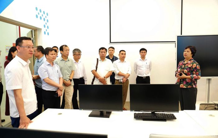 Đoàn công tác của tỉnh thăm quan Khu công nghệ cao Hòa Lạc và Trung tâm Đổi mới sáng tạo quốc gia.