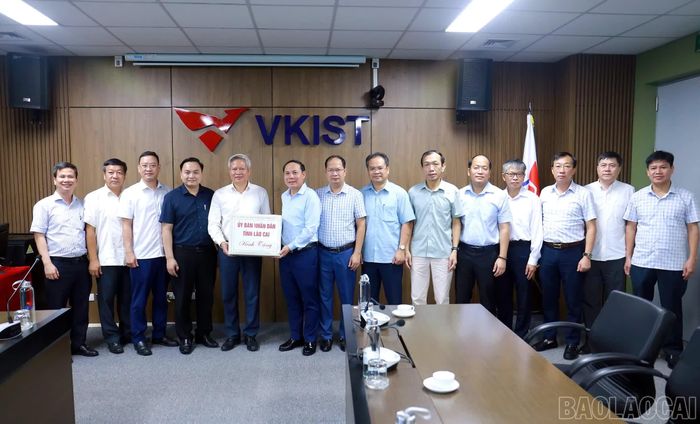 Đoàn công tác của tỉnh Lào Cai tặng Viện Khoa học và Công nghệ Việt Nam - Hàn Quốc sản phẩm OCOP của tỉnh.