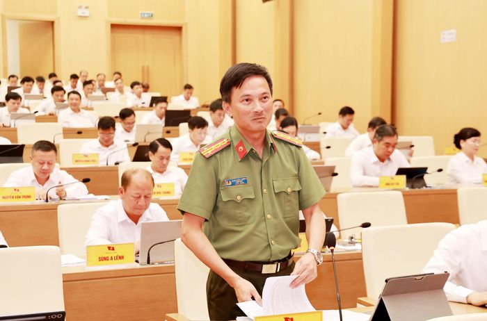 Đại tá Trịnh Khắc Cường - Giám đốc Công an tỉnh tham luận tại hội nghị.