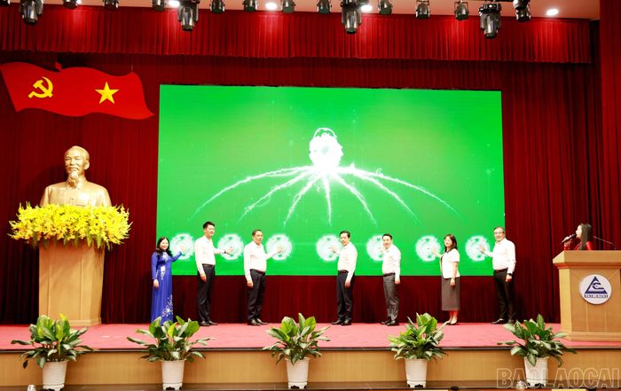 Các đồng chí lãnh đạo tỉnh công bố ứng dụng Du lịch thông minh tỉnh Lào Cai.