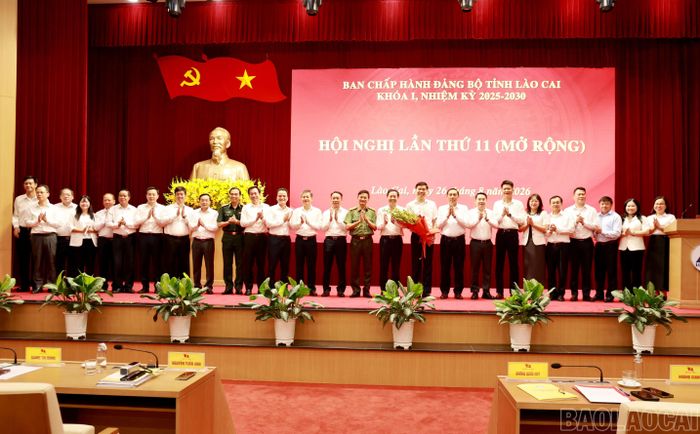 Các đồng chí lãnh đạo tỉnh chia tay Thiếu tướng Cao Minh Huyền, nguyên Ủy viên Ban Thường vụ Tỉnh ủy, nguyên Giám đốc Công an tỉnh Lào Cai.