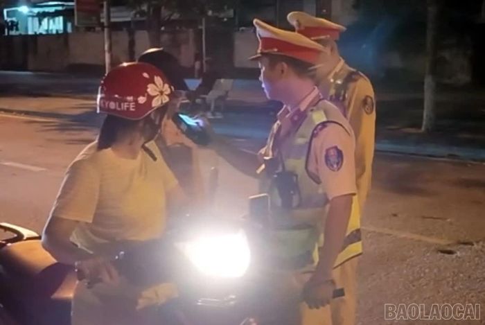 Đội CSGT đường bộ số 1 tăng cường tuần tra, kiểm soát, bảo đảm trật tự an toàn giao thông trong tối 26/8.