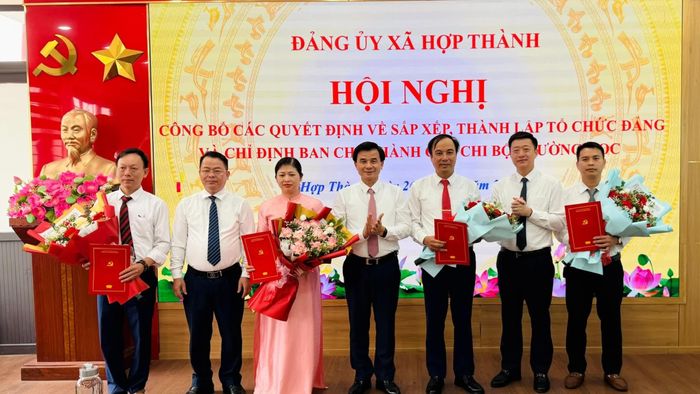 Lãnh đạo xã Hợp Thành trao các quyết định tại hội nghị.