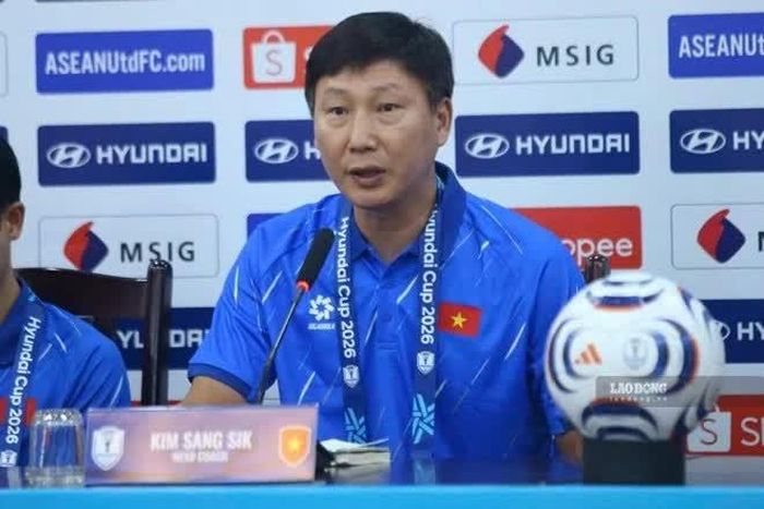 Huấn luyện viên Kim Sang-sik họp báo sau trận đấu tuyển Việt Nam vs Thái Lan. Ảnh: Thanh Vũ