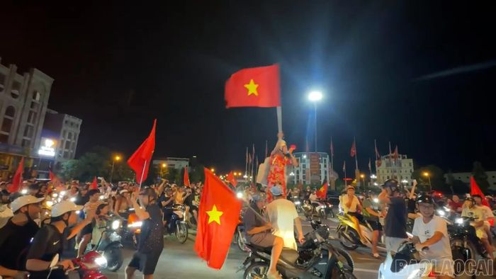 Dòng người và phương tiện xuống đường ăn mừng chiến thắng tại phường Lào Cai.
