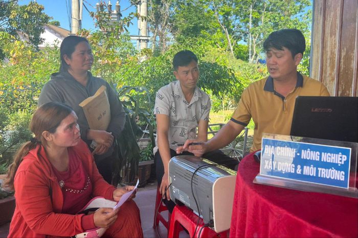 Đưa công nghệ số về cơ sở, nhiều người dân còn chưa theo kịp, vì vậy đội ngũ cán bộ thôn, xã phải là lực lượng nòng cốt hỗ trợ bà con tiếp cận, sử dụng các dịch vụ số