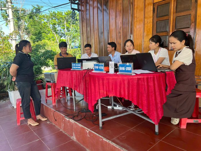Các phòng, ban xã Nam Đà tổ chức về thôn, buôn hướng dẫn người dân thực hiện các thủ tục hành chính trên môi trường số