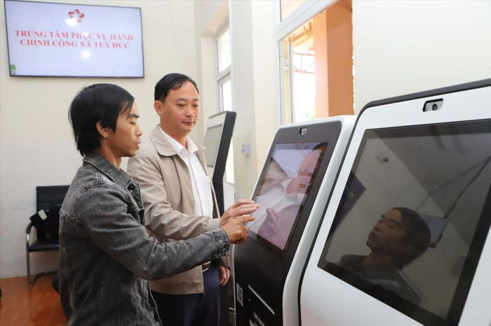 Công chức Trung tâm phục vụ hành chính công xã Tuy Đức hướng dẫn người dân thực hiện dịch vụ công trực tuyến Ảnh: Hồ Mai