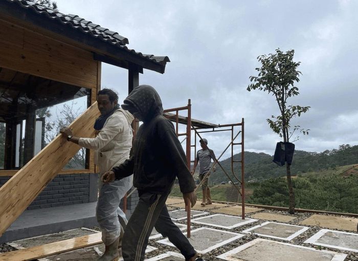 Tháo dỡ công trình xây dựng không phép trên đất lâm nghiệp ở xã Lạc Dương