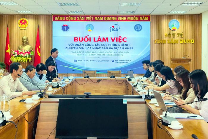 Ông Lê Văn Hồng, Phó Giám đốc Sở Y tế Lâm Đồng phát biểu tại buổi làm việc