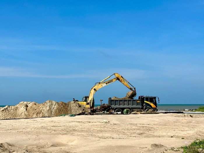 Đơn vị thi công đang gấp rút vận chuyển cát vào bãi chứa chính
