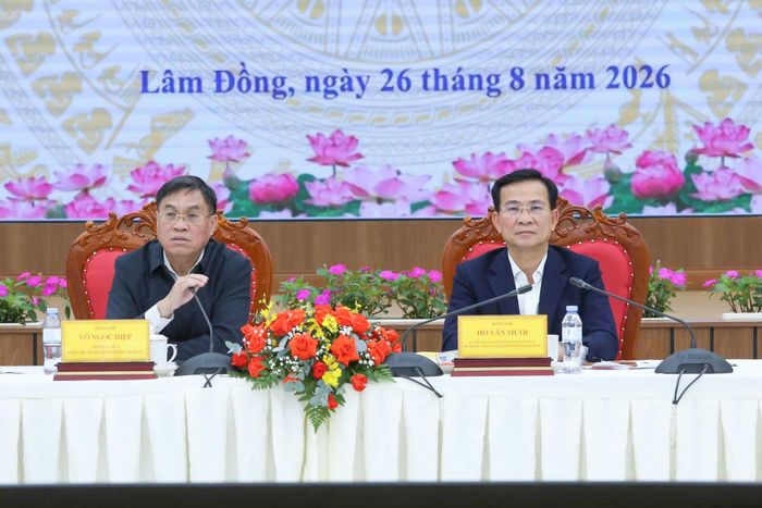 Đồng chí Hồ Văn Mười, Ủy viên Ban Chấp hành Trung ương Đảng, Phó Bí thư Tỉnh ủy, Chủ tịch UBND tỉnh; Võ Ngọc Hiệp, Tỉnh ủy viên, Phó Chủ tịch UBND tỉnh đồng chủ trì hội nghị
