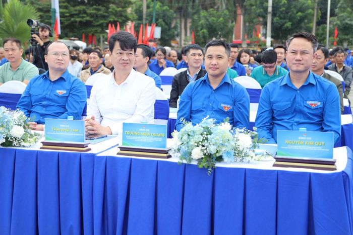 Anh Nguyễn Kim Quy, Bí thư Ban Chấp hành Trung ương Đoàn, Phó Chủ tịch Thường trực Trung ương Hội LHTN Việt Nam (ngồi ngoài cùng phía bên phải) cùng các đại biểu tham dự