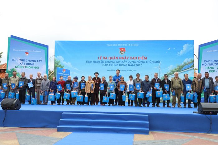 Đồng chí Phạm Thị Phúc, Phó Bí thư Tỉnh ủy, Chủ tịch Ủy ban MTTQ Việt Nam tỉnh Lâm Đồng; anh Nguyễn Kim Quy, Bí thư Ban Chấp hành Trung ương Đoàn, Phó Chủ tịch Thường trực Trung ương Hội LHTN Việt Nam tặng quà cho các gia đình chính sách