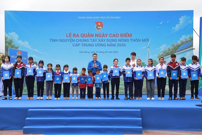 Ban Tổ chức trao học bổng cho học sinh có hoàn cảnh khó khăn, vươn lên trong học tập