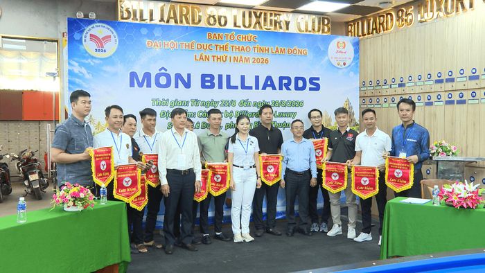 Ban Tổ chức tặng cờ lưu niệm cho các đoàn tham gia tranh tài môn Billiards trong chương trình Đại hội Thể dục thể thao tỉnh Lâm Đồng lần thứ I năm 2026