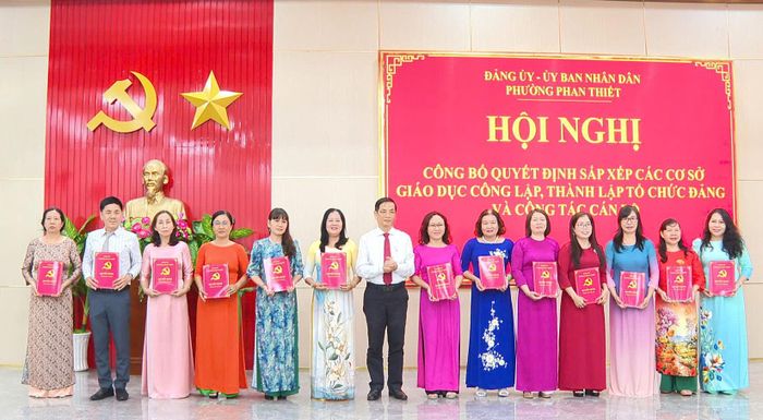 Bí thư Đảng ủy phường Phan Thiết Võ Thanh Bình trao các quyết định về thành lập tổ chức đảng và công tác cán bộ
