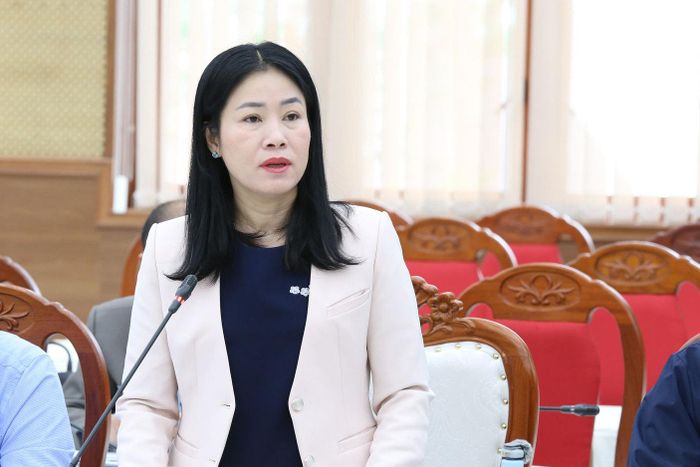 Tỉnh ủy viên, Giám đốc Sở Giáo dục và Đào tạo Lâm Đồng Lê Thị Bích Liên báo cáo công tác chuẩn bị vào năm học mới