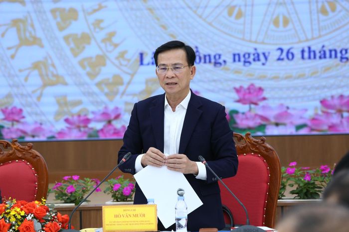 Đồng chí Hồ Văn Mười, Ủy viên Ban Chấp hành Trung ương Đảng, Phó Bí thư Tỉnh ủy, Chủ tịch UBND tỉnh yêu cầu các đơn vị, địa phương chủ động ứng phó với thiên tai trong mùa mưa lũ