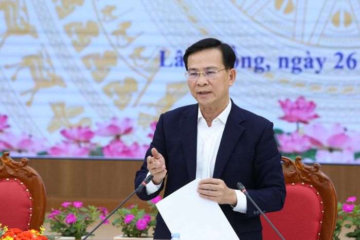 Đồng chí Hồ Văn Mười, Ủy viên Ban Chấp hành Trung ương Đảng, Phó Bí thư Tỉnh ủy, Chủ tịch UBND tỉnh Lâm Đồng yêu cầu các đơn vị, địa phương đẩy nhanh giải ngân vốn đầu tư công