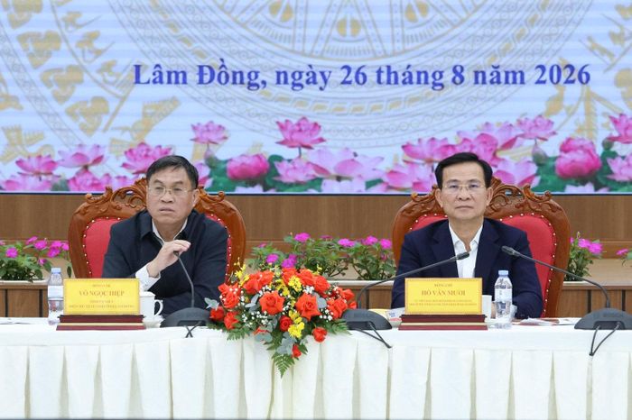 Các đồng chí: Hồ Văn Mười, Ủy viên Ban Chấp hành Trung ương Đảng, Phó Bí thư Tỉnh ủy, Chủ tịch UBND tỉnh; Võ Ngọc Hiệp, Tỉnh ủy viên, Phó Chủ tịch UBND tỉnh chủ trì hội nghị