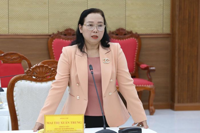Tỉnh ủy viên, Phó Chủ tịch HĐND tỉnh Mai Thị Xuân Trung phát biểu tại hội nghị