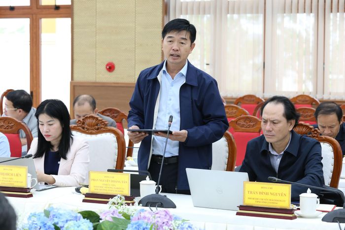 Đồng chí Phan Nguyễn Hoàng Tân, Giám đốc Sở Nông nghiệp và Môi trường báo cáo các phương án ứng phó diễn biến của thiên tai