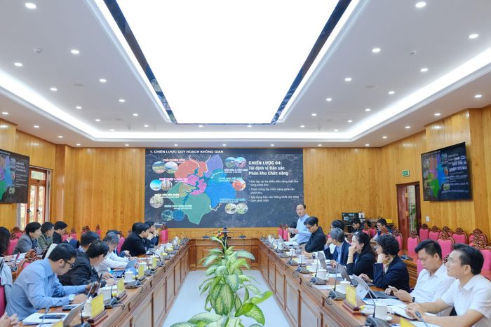 Các đại biểu lắng nghe đơn vị tư vấn thuyết trình đồ án