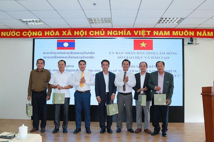 Lãnh đạo Sở GD&ĐT Lâm Đồng tặng quà cho Đoàn Champasak