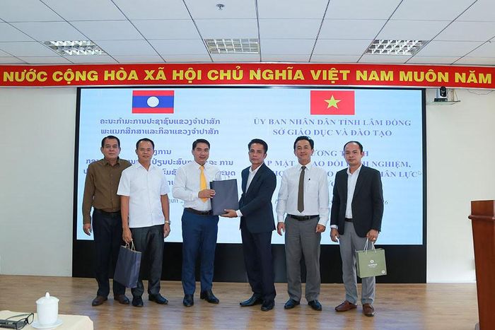 Sở Giáo dục và Thể thao Champasak tặng quà lưu niệm cho Sở GD&ĐT Lâm Đồng