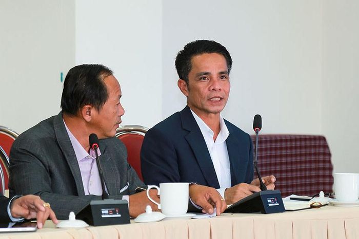 Ông Soupasith Phaxivay, Phó Giám đốc Sở Giáo dục và Thể thao tỉnh Champasak (ngoài cùng bên phải ) gửi lời cảm ơn đến Lâm Đồng