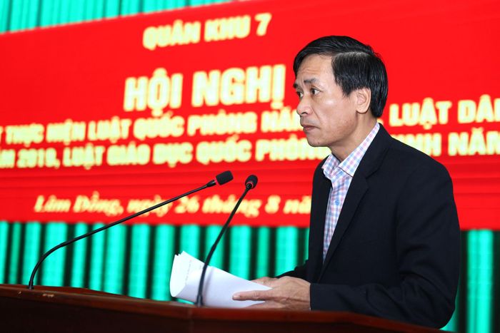 Phó Giám đốc Báo và Phát Thanh, Truyền hình Lâm Đồng Nguyễn Văn Hải tham luận tại hội nghị