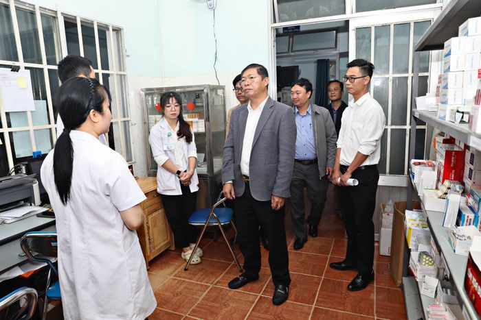 Đoàn giám sát của HĐND tỉnh giám sát công tác bố trí và tổ chức hoạt động của mạng lưới y tế cơ sở tại Trạm Y tế xã Nam Ban Lâm Hà