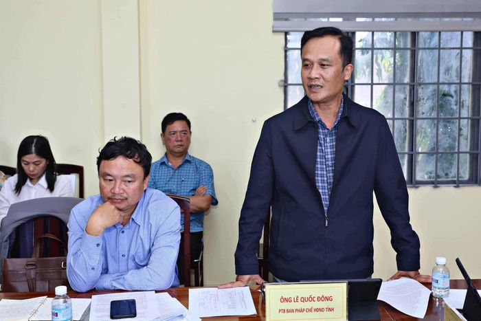 Phó Trưởng ban Pháp chế HĐND tỉnh Lê Quốc Đông, thành viên Đoàn giám sát, đề nghị làm rõ một số nội dung liên quan đến cơ cấu tổ chức bộ máy, việc sắp xếp, bàn giao các đơn vị sự nghiệp và công tác quản lý sau bàn giao