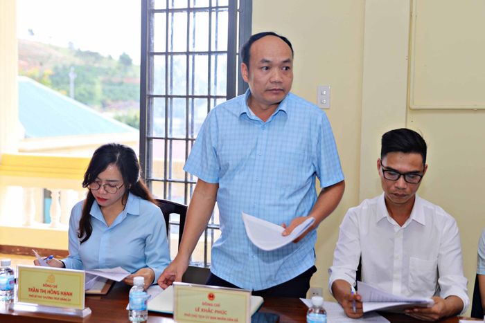 Ông Lê Khắc Phúc, Phó Chủ tịch UBND xã Nam Ban Lâm Hà báo cáo tình hình bố trí và tổ chức hoạt động của mạng lưới y tế cơ sở và việc thực hiện Nghị quyết 57 trên địa bàn