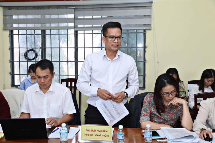 Ông Trần Ngọc Lâm, Phó trưởng Phòng Tổ chức - Biên chế, Sở Nội vụ phát biểu trao đổi tại buổi giám sát