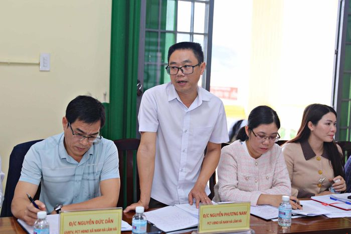 Ông Nguyễn Phương Nam, Phó Chủ tịch UBND Xã Nam Hà Lâm Hà báo cáo tình hình bố trí và tổ chức hoạt động của mạng lưới y tế cơ sở và việc thực hiện Nghị quyết 57 trên địa bàn