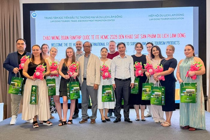 Lãnh đạo Trung tâm Xúc tiến Đầu tư, Thương mại và Du lịch tỉnh Lâm Đồng và Hiệp hội du lịch Lâm Đồng tặng quà lưu niệm cho đoàn Famtrip đến từ Nga