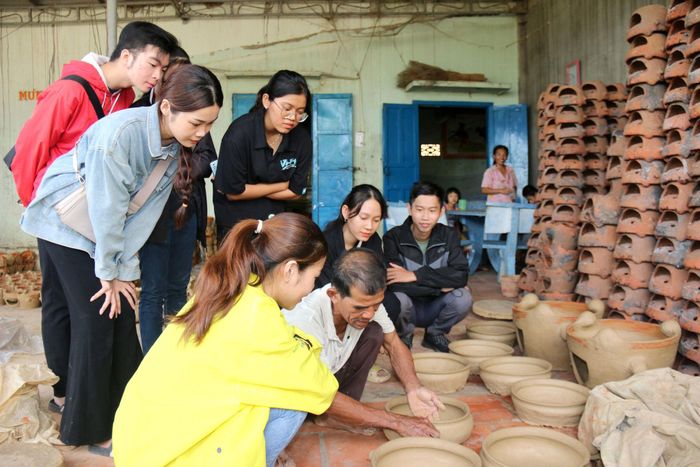 Các bạn trẻ tìm hiểu nghệ thuật làm gốm Chăm tại nhà Nghệ nhân Lâm Hùng Sổi, làng gốm Bình Đức