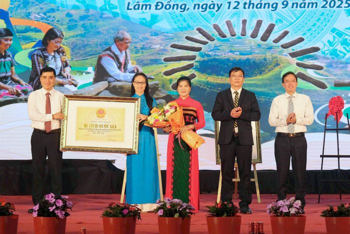 Trao tặng Bằng xếp hạng Di tích cấp Quốc gia cho danh lam thắng cảnh hang C3 - C4