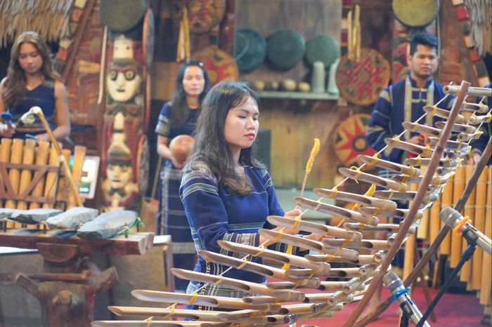 Biểu diễn đàn T’rưng tại Khu du lịch Thung lũng Tình yêu